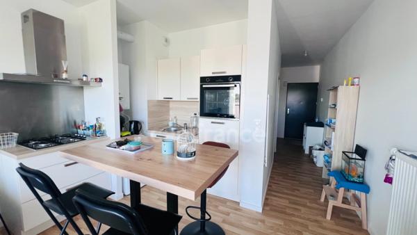 Département Finistère (29) – À vendre à Quimper, quartier Kerfeunteun : studio de 29,29 m² habitables avec terrasse et parking extérieur privatif.