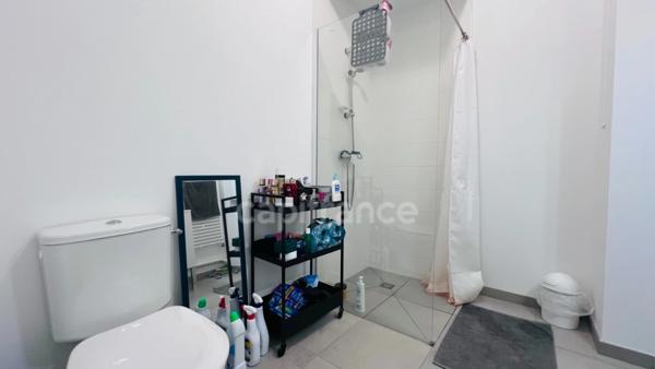 Département Finistère (29) – À vendre à Quimper, quartier Kerfeunteun : studio de 29,29 m² habitables avec terrasse et parking extérieur privatif.