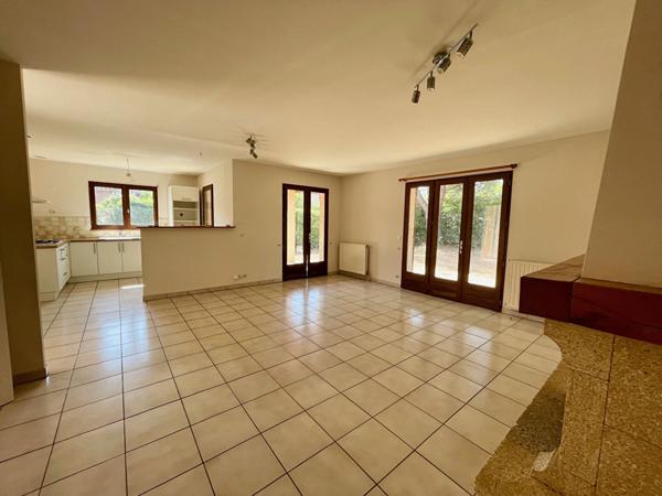 Maison L Isle Jourdain plain pied 4 pièce(s) 105 m2, grand garage, centre ville