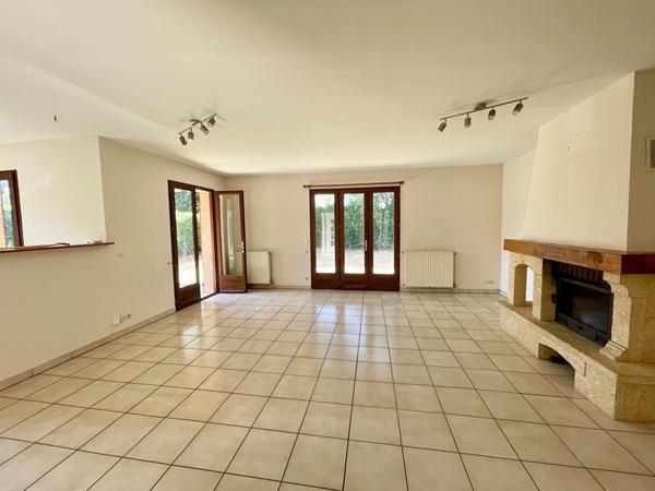 Maison L Isle Jourdain plain pied 4 pièce(s) 105 m2, grand garage, centre ville