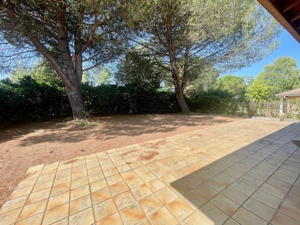 Maison L Isle Jourdain plain pied 4 pièce(s) 105 m2, grand garage, centre ville