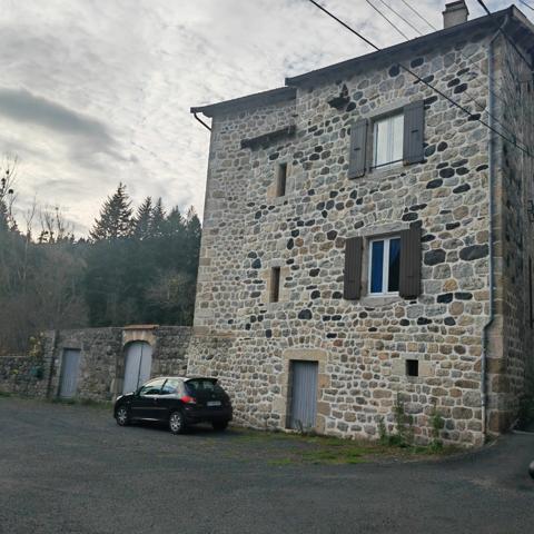 Dans petit hameau, Maison ancienne en pierres 160m2 sur 1712 m2, prox. St Martin de Valamas (07)