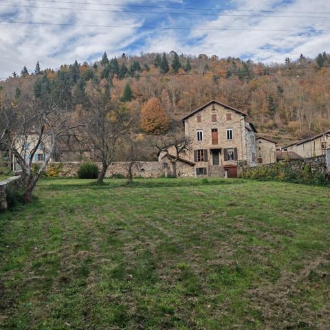 Dans petit hameau, Maison ancienne en pierres 160m2 sur 1712 m2, prox. St Martin de Valamas (07)