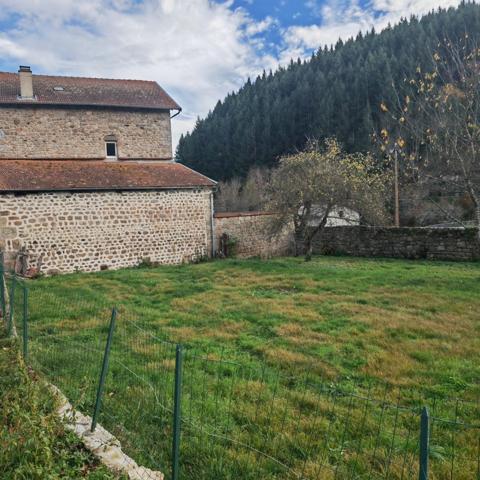 Dans petit hameau, Maison ancienne en pierres 160m2 sur 1712 m2, prox. St Martin de Valamas (07)