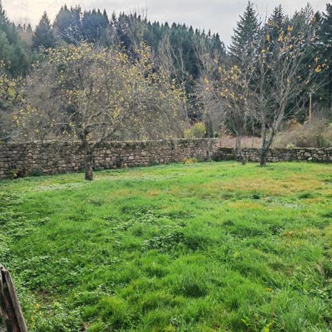 Dans petit hameau, Maison ancienne en pierres 160m2 sur 1712 m2, prox. St Martin de Valamas (07)