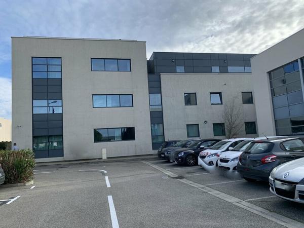 Bureaux à louer à Avignon extra muros dans immeuble sécurisé avec parking