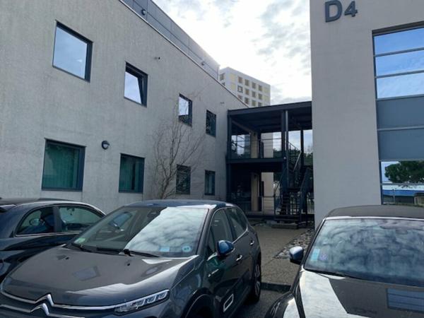 Bureaux à louer à Avignon extra muros dans immeuble sécurisé avec parking