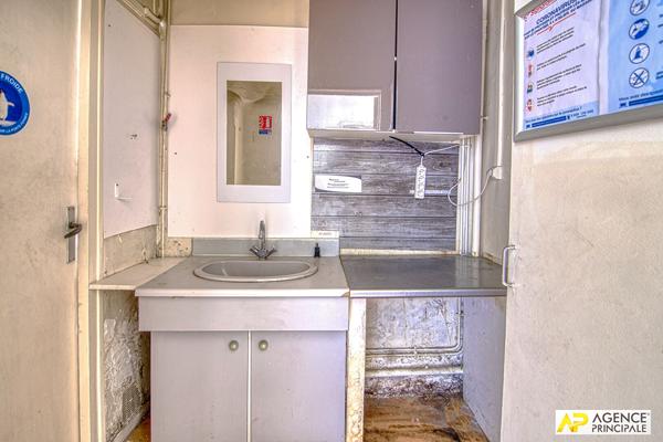 Versailles Saint-Louis Murs de boutique de 72m² 340 000 € **  - Référence  28050