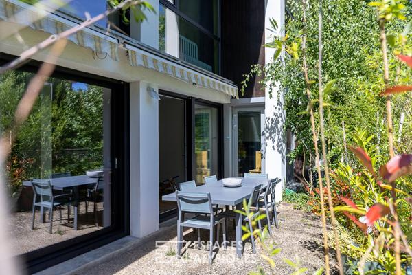 Lumineuse maison d’architecte avec terrain au calme