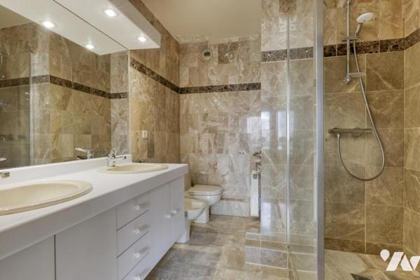 Notaire vend 2 pièces 70.58m² - 75016