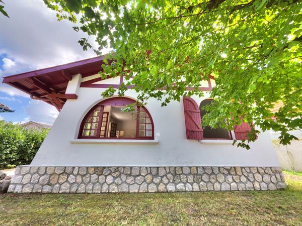 A quelques pas du Bassin, au calme d'une impasse, au coeur du centre ville