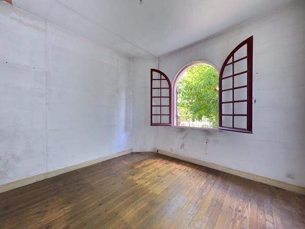 A quelques pas du Bassin, au calme d'une impasse, au coeur du centre ville