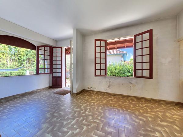 A quelques pas du Bassin, au calme d'une impasse, au coeur du centre ville