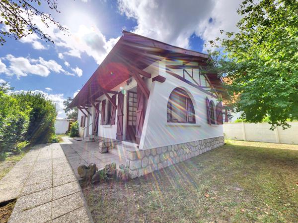 A quelques pas du Bassin, au calme d'une impasse, au coeur du centre ville