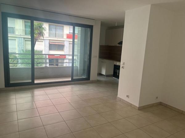 Joli 2 pièces 46 m² au Port d'Antibes avec 1 stationnement en sous sol