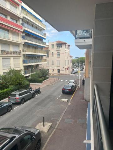 Joli 2 pièces 46 m² au Port d'Antibes avec 1 stationnement en sous sol
