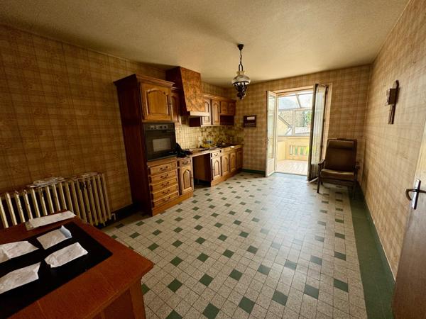 Maison en pierres 2 chambres avec dépendance, garage et jardin de 225m2