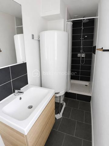 Nouveauté en exclusivité
Idéal investisseurs

Ensemble immobilier comprenant 
1 Studio meublé (valeur locative 450 euros)
1 T2 loué 550 euros CC
Permis de louer en conformité 
++ : Entièrement rénové, Électricité aux normes, Compteurs individuels, local commun
Revenus annuels bruts : 12000 euros