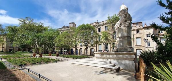 À vendre: Ensemble immobilier rare sur la Prestigieuse Place de la Canourgue ….