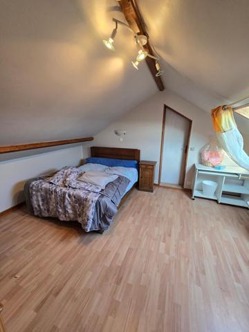 Maison mitoyenne d'un coté avec terrain et garage