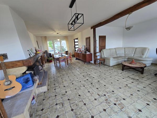 Maison mitoyenne d'un coté avec terrain et garage