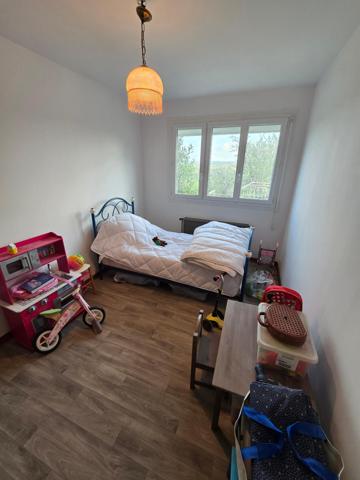 Maison mitoyenne d'un coté avec terrain et garage