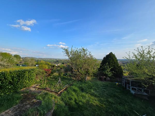 Maison mitoyenne d'un coté avec terrain et garage