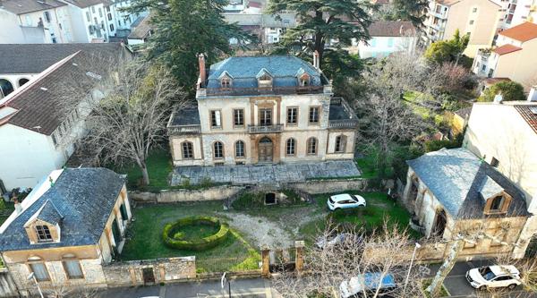 Hôtel particulier agrémenté de 2 pavillons sur 2735m2