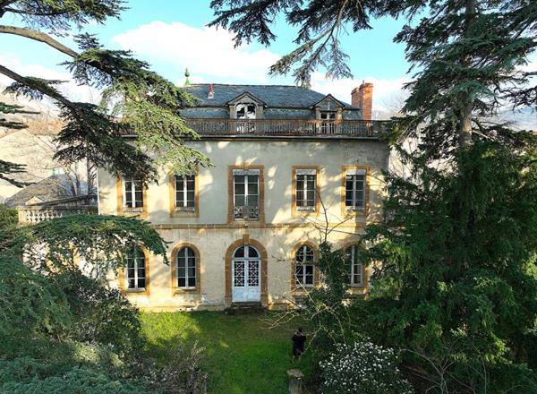 Hôtel particulier agrémenté de 2 pavillons sur 2735m2