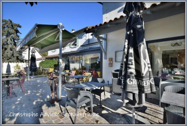 Bergerac proche, fonds de commerce restaurant bistronomique avec grandes terrasses, à l'étage logement de fonction