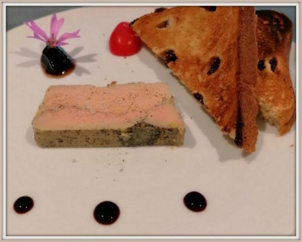 Bergerac proche, fonds de commerce restaurant bistronomique avec grandes terrasses, à l'étage logement de fonction