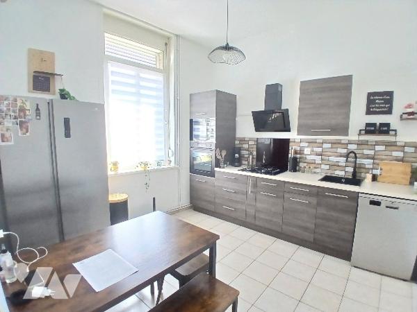 Maison de ville environ 116m², proche du centre, 4ch, terrasse et jardin