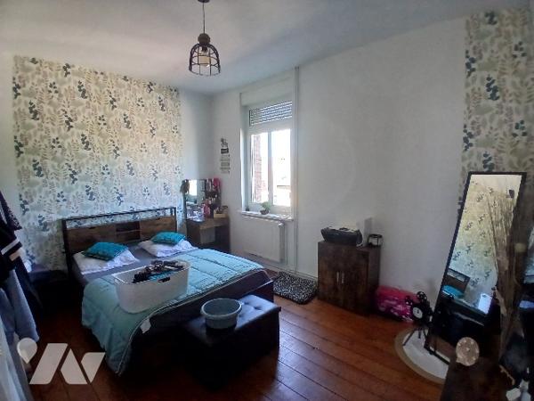 Maison de ville environ 116m², proche du centre, 4ch, terrasse et jardin