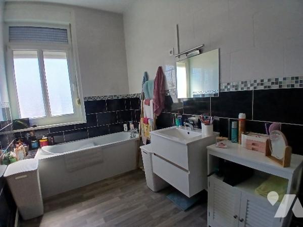Maison de ville environ 116m², proche du centre, 4ch, terrasse et jardin