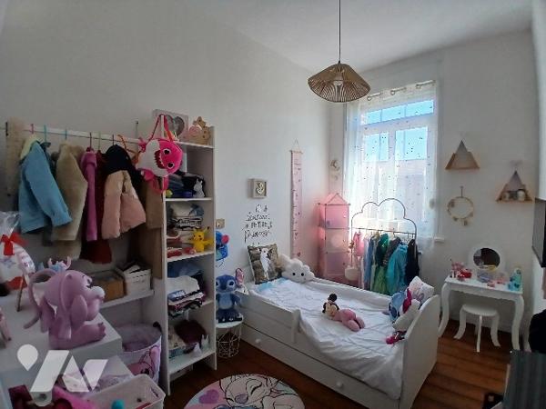 Maison de ville environ 116m², proche du centre, 4ch, terrasse et jardin