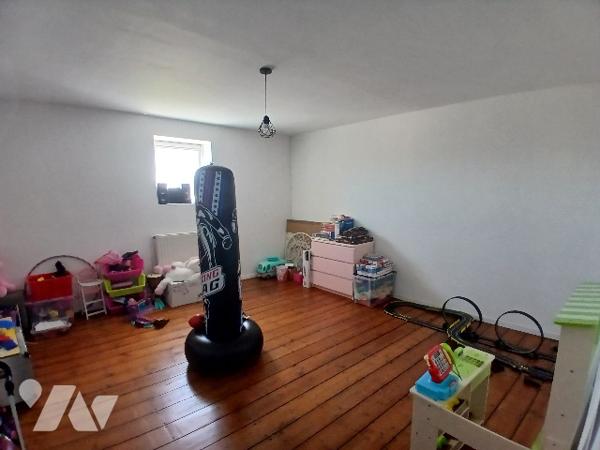 Maison de ville environ 116m², proche du centre, 4ch, terrasse et jardin