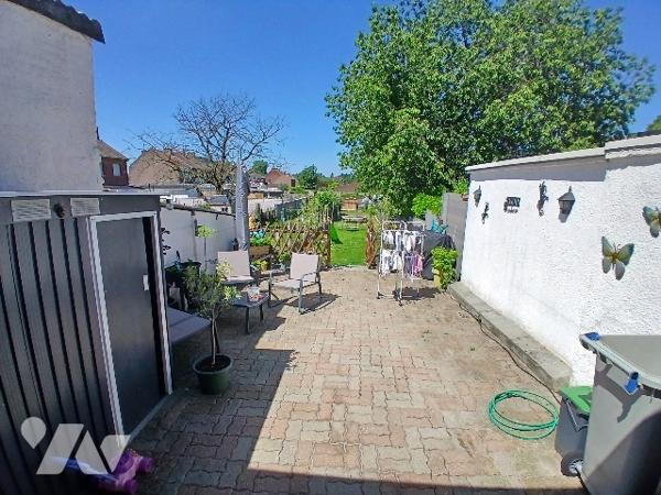 Maison de ville environ 116m², proche du centre, 4ch, terrasse et jardin