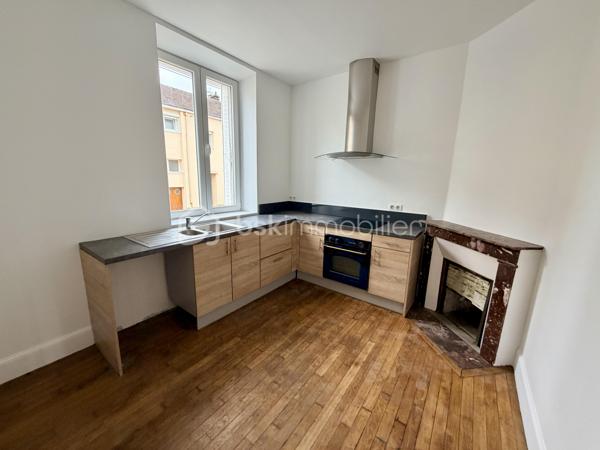 Située à Charleville-Mézières, dans un secteur calme, cette charmante maison de ville mitoyenne des deux côtés est édifiée sur une parcelle de 196 m².

Répartie sur trois niveaux, elle offre une organisation fonctionnelle et bénéficie de plusieurs améliorations récentes, notamment une isolation intérieure entièrement refaite en 2026 ainsi qu'un ballon thermodynamique neuf de 2026.

 Au rez-de-chaussée : 
•	Une entrée
•	Une cuisine aménagée et équipée
•	Un salon/séjour lumineux avec accès vers l'extérieur
•	Un WC indépendant

Au 1er étage : 
•	Deux chambres
•	Un espace en enfilade pouvant être utilisé comme bureau ou dressing
•	Une salle de douche neuve et moderne

 Au 2ème étage : 
Une grande pièce sous pente offrant de nombreuses possibilités : chambre supplémentaire, bureau, salle de jeux, espace loisirs ou rangement.

 Les atouts : 
✅ Isolation intérieure entièrement refaite en 2026
✅ Ballon thermodynamique neuf – 2026
✅ Fenêtres PVC double vitrage
✅ Parquets en chêne
✅ Espace cave / chaufferie / buanderie
✅ Secteur calme
✅ Parcelle de 196 m²

⚠️ À prévoir : remplacement de la porte d'entrée en bois.

 Taxe foncière : 1 298 €

 Une maison agréable et pleine de potentiel, située dans un environnement calme à Charleville-Mézières.

Une visite s'impose ! Contactez-moi dès maintenant pour découvrir cette belle opportunité avant qu'elle ne trouve ses nouveaux propriétaires.