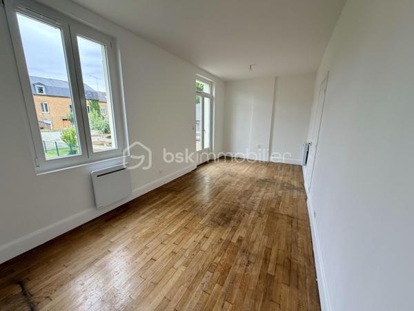 Située à Charleville-Mézières, dans un secteur calme, cette charmante maison de ville mitoyenne des deux côtés est édifiée sur une parcelle de 196 m².

Répartie sur trois niveaux, elle offre une organisation fonctionnelle et bénéficie de plusieurs améliorations récentes, notamment une isolation intérieure entièrement refaite en 2026 ainsi qu'un ballon thermodynamique neuf de 2026.

 Au rez-de-chaussée : 
•	Une entrée
•	Une cuisine aménagée et équipée
•	Un salon/séjour lumineux avec accès vers l'extérieur
•	Un WC indépendant

Au 1er étage : 
•	Deux chambres
•	Un espace en enfilade pouvant être utilisé comme bureau ou dressing
•	Une salle de douche neuve et moderne

 Au 2ème étage : 
Une grande pièce sous pente offrant de nombreuses possibilités : chambre supplémentaire, bureau, salle de jeux, espace loisirs ou rangement.

 Les atouts : 
✅ Isolation intérieure entièrement refaite en 2026
✅ Ballon thermodynamique neuf – 2026
✅ Fenêtres PVC double vitrage
✅ Parquets en chêne
✅ Espace cave / chaufferie / buanderie
✅ Secteur calme
✅ Parcelle de 196 m²

⚠️ À prévoir : remplacement de la porte d'entrée en bois.

 Taxe foncière : 1 298 €

 Une maison agréable et pleine de potentiel, située dans un environnement calme à Charleville-Mézières.

Une visite s'impose ! Contactez-moi dès maintenant pour découvrir cette belle opportunité avant qu'elle ne trouve ses nouveaux propriétaires.