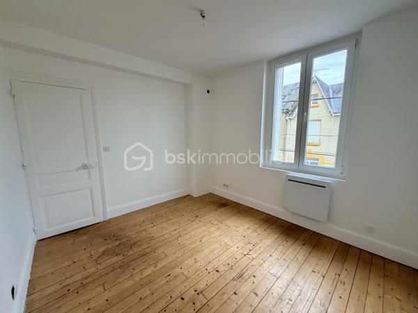 Située à Charleville-Mézières, dans un secteur calme, cette charmante maison de ville mitoyenne des deux côtés est édifiée sur une parcelle de 196 m².

Répartie sur trois niveaux, elle offre une organisation fonctionnelle et bénéficie de plusieurs améliorations récentes, notamment une isolation intérieure entièrement refaite en 2026 ainsi qu'un ballon thermodynamique neuf de 2026.

 Au rez-de-chaussée : 
•	Une entrée
•	Une cuisine aménagée et équipée
•	Un salon/séjour lumineux avec accès vers l'extérieur
•	Un WC indépendant

Au 1er étage : 
•	Deux chambres
•	Un espace en enfilade pouvant être utilisé comme bureau ou dressing
•	Une salle de douche neuve et moderne

 Au 2ème étage : 
Une grande pièce sous pente offrant de nombreuses possibilités : chambre supplémentaire, bureau, salle de jeux, espace loisirs ou rangement.

 Les atouts : 
✅ Isolation intérieure entièrement refaite en 2026
✅ Ballon thermodynamique neuf – 2026
✅ Fenêtres PVC double vitrage
✅ Parquets en chêne
✅ Espace cave / chaufferie / buanderie
✅ Secteur calme
✅ Parcelle de 196 m²

⚠️ À prévoir : remplacement de la porte d'entrée en bois.

 Taxe foncière : 1 298 €

 Une maison agréable et pleine de potentiel, située dans un environnement calme à Charleville-Mézières.

Une visite s'impose ! Contactez-moi dès maintenant pour découvrir cette belle opportunité avant qu'elle ne trouve ses nouveaux propriétaires.
