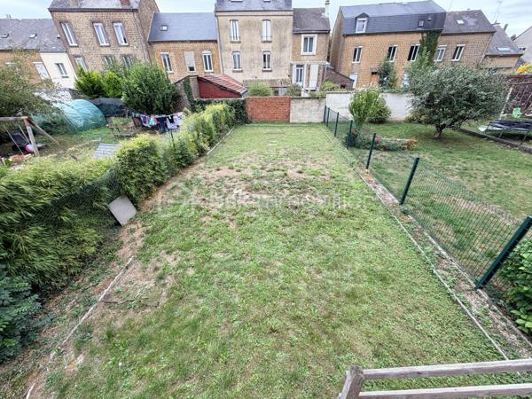 Située à Charleville-Mézières, dans un secteur calme, cette charmante maison de ville mitoyenne des deux côtés est édifiée sur une parcelle de 196 m².

Répartie sur trois niveaux, elle offre une organisation fonctionnelle et bénéficie de plusieurs améliorations récentes, notamment une isolation intérieure entièrement refaite en 2026 ainsi qu'un ballon thermodynamique neuf de 2026.

 Au rez-de-chaussée : 
•	Une entrée
•	Une cuisine aménagée et équipée
•	Un salon/séjour lumineux avec accès vers l'extérieur
•	Un WC indépendant

Au 1er étage : 
•	Deux chambres
•	Un espace en enfilade pouvant être utilisé comme bureau ou dressing
•	Une salle de douche neuve et moderne

 Au 2ème étage : 
Une grande pièce sous pente offrant de nombreuses possibilités : chambre supplémentaire, bureau, salle de jeux, espace loisirs ou rangement.

 Les atouts : 
✅ Isolation intérieure entièrement refaite en 2026
✅ Ballon thermodynamique neuf – 2026
✅ Fenêtres PVC double vitrage
✅ Parquets en chêne
✅ Espace cave / chaufferie / buanderie
✅ Secteur calme
✅ Parcelle de 196 m²

⚠️ À prévoir : remplacement de la porte d'entrée en bois.

 Taxe foncière : 1 298 €

 Une maison agréable et pleine de potentiel, située dans un environnement calme à Charleville-Mézières.

Une visite s'impose ! Contactez-moi dès maintenant pour découvrir cette belle opportunité avant qu'elle ne trouve ses nouveaux propriétaires.