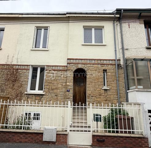 Située à Charleville-Mézières, dans un secteur calme, cette charmante maison de ville mitoyenne des deux côtés est édifiée sur une parcelle de 196 m².

Répartie sur trois niveaux, elle offre une organisation fonctionnelle et bénéficie de plusieurs améliorations récentes, notamment une isolation intérieure entièrement refaite en 2026 ainsi qu'un ballon thermodynamique neuf de 2026.

 Au rez-de-chaussée : 
•	Une entrée
•	Une cuisine aménagée et équipée
•	Un salon/séjour lumineux avec accès vers l'extérieur
•	Un WC indépendant

Au 1er étage : 
•	Deux chambres
•	Un espace en enfilade pouvant être utilisé comme bureau ou dressing
•	Une salle de douche neuve et moderne

 Au 2ème étage : 
Une grande pièce sous pente offrant de nombreuses possibilités : chambre supplémentaire, bureau, salle de jeux, espace loisirs ou rangement.

 Les atouts : 
✅ Isolation intérieure entièrement refaite en 2026
✅ Ballon thermodynamique neuf – 2026
✅ Fenêtres PVC double vitrage
✅ Parquets en chêne
✅ Espace cave / chaufferie / buanderie
✅ Secteur calme
✅ Parcelle de 196 m²

⚠️ À prévoir : remplacement de la porte d'entrée en bois.

 Taxe foncière : 1 298 €

 Une maison agréable et pleine de potentiel, située dans un environnement calme à Charleville-Mézières.

Une visite s'impose ! Contactez-moi dès maintenant pour découvrir cette belle opportunité avant qu'elle ne trouve ses nouveaux propriétaires.