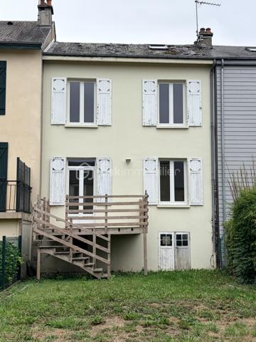 Située à Charleville-Mézières, dans un secteur calme, cette charmante maison de ville mitoyenne des deux côtés est édifiée sur une parcelle de 196 m².

Répartie sur trois niveaux, elle offre une organisation fonctionnelle et bénéficie de plusieurs améliorations récentes, notamment une isolation intérieure entièrement refaite en 2026 ainsi qu'un ballon thermodynamique neuf de 2026.

 Au rez-de-chaussée : 
•	Une entrée
•	Une cuisine aménagée et équipée
•	Un salon/séjour lumineux avec accès vers l'extérieur
•	Un WC indépendant

Au 1er étage : 
•	Deux chambres
•	Un espace en enfilade pouvant être utilisé comme bureau ou dressing
•	Une salle de douche neuve et moderne

 Au 2ème étage : 
Une grande pièce sous pente offrant de nombreuses possibilités : chambre supplémentaire, bureau, salle de jeux, espace loisirs ou rangement.

 Les atouts : 
✅ Isolation intérieure entièrement refaite en 2026
✅ Ballon thermodynamique neuf – 2026
✅ Fenêtres PVC double vitrage
✅ Parquets en chêne
✅ Espace cave / chaufferie / buanderie
✅ Secteur calme
✅ Parcelle de 196 m²

⚠️ À prévoir : remplacement de la porte d'entrée en bois.

 Taxe foncière : 1 298 €

 Une maison agréable et pleine de potentiel, située dans un environnement calme à Charleville-Mézières.

Une visite s'impose ! Contactez-moi dès maintenant pour découvrir cette belle opportunité avant qu'elle ne trouve ses nouveaux propriétaires.