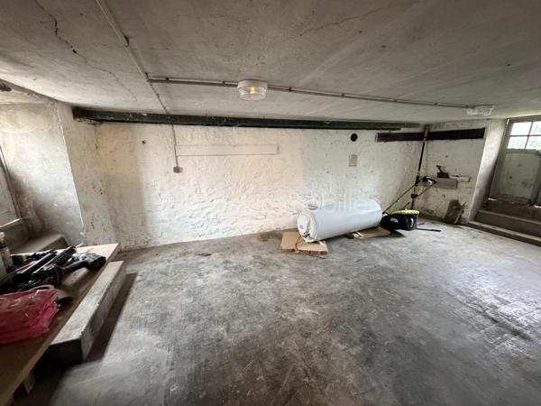 Située à Charleville-Mézières, dans un secteur calme, cette charmante maison de ville mitoyenne des deux côtés est édifiée sur une parcelle de 196 m².

Répartie sur trois niveaux, elle offre une organisation fonctionnelle et bénéficie de plusieurs améliorations récentes, notamment une isolation intérieure entièrement refaite en 2026 ainsi qu'un ballon thermodynamique neuf de 2026.

 Au rez-de-chaussée : 
•	Une entrée
•	Une cuisine aménagée et équipée
•	Un salon/séjour lumineux avec accès vers l'extérieur
•	Un WC indépendant

Au 1er étage : 
•	Deux chambres
•	Un espace en enfilade pouvant être utilisé comme bureau ou dressing
•	Une salle de douche neuve et moderne

 Au 2ème étage : 
Une grande pièce sous pente offrant de nombreuses possibilités : chambre supplémentaire, bureau, salle de jeux, espace loisirs ou rangement.

 Les atouts : 
✅ Isolation intérieure entièrement refaite en 2026
✅ Ballon thermodynamique neuf – 2026
✅ Fenêtres PVC double vitrage
✅ Parquets en chêne
✅ Espace cave / chaufferie / buanderie
✅ Secteur calme
✅ Parcelle de 196 m²

⚠️ À prévoir : remplacement de la porte d'entrée en bois.

 Taxe foncière : 1 298 €

 Une maison agréable et pleine de potentiel, située dans un environnement calme à Charleville-Mézières.

Une visite s'impose ! Contactez-moi dès maintenant pour découvrir cette belle opportunité avant qu'elle ne trouve ses nouveaux propriétaires.