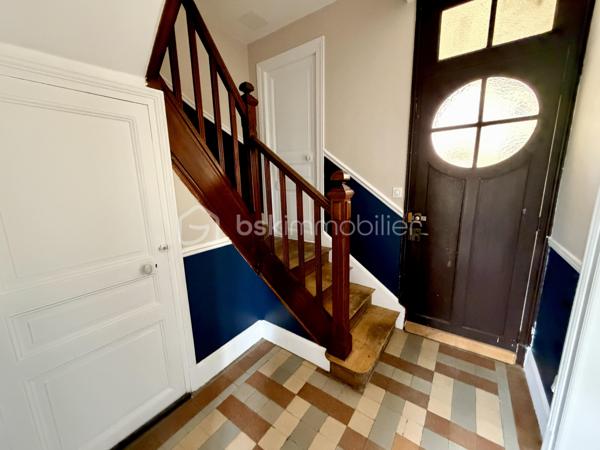 Située à Charleville-Mézières, dans un secteur calme, cette charmante maison de ville mitoyenne des deux côtés est édifiée sur une parcelle de 196 m².

Répartie sur trois niveaux, elle offre une organisation fonctionnelle et bénéficie de plusieurs améliorations récentes, notamment une isolation intérieure entièrement refaite en 2026 ainsi qu'un ballon thermodynamique neuf de 2026.

 Au rez-de-chaussée : 
•	Une entrée
•	Une cuisine aménagée et équipée
•	Un salon/séjour lumineux avec accès vers l'extérieur
•	Un WC indépendant

Au 1er étage : 
•	Deux chambres
•	Un espace en enfilade pouvant être utilisé comme bureau ou dressing
•	Une salle de douche neuve et moderne

 Au 2ème étage : 
Une grande pièce sous pente offrant de nombreuses possibilités : chambre supplémentaire, bureau, salle de jeux, espace loisirs ou rangement.

 Les atouts : 
✅ Isolation intérieure entièrement refaite en 2026
✅ Ballon thermodynamique neuf – 2026
✅ Fenêtres PVC double vitrage
✅ Parquets en chêne
✅ Espace cave / chaufferie / buanderie
✅ Secteur calme
✅ Parcelle de 196 m²

⚠️ À prévoir : remplacement de la porte d'entrée en bois.

 Taxe foncière : 1 298 €

 Une maison agréable et pleine de potentiel, située dans un environnement calme à Charleville-Mézières.

Une visite s'impose ! Contactez-moi dès maintenant pour découvrir cette belle opportunité avant qu'elle ne trouve ses nouveaux propriétaires.