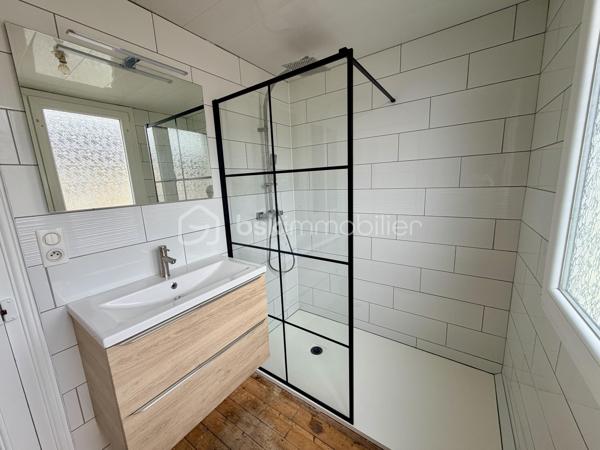 Située à Charleville-Mézières, dans un secteur calme, cette charmante maison de ville mitoyenne des deux côtés est édifiée sur une parcelle de 196 m².

Répartie sur trois niveaux, elle offre une organisation fonctionnelle et bénéficie de plusieurs améliorations récentes, notamment une isolation intérieure entièrement refaite en 2026 ainsi qu'un ballon thermodynamique neuf de 2026.

 Au rez-de-chaussée : 
•	Une entrée
•	Une cuisine aménagée et équipée
•	Un salon/séjour lumineux avec accès vers l'extérieur
•	Un WC indépendant

Au 1er étage : 
•	Deux chambres
•	Un espace en enfilade pouvant être utilisé comme bureau ou dressing
•	Une salle de douche neuve et moderne

 Au 2ème étage : 
Une grande pièce sous pente offrant de nombreuses possibilités : chambre supplémentaire, bureau, salle de jeux, espace loisirs ou rangement.

 Les atouts : 
✅ Isolation intérieure entièrement refaite en 2026
✅ Ballon thermodynamique neuf – 2026
✅ Fenêtres PVC double vitrage
✅ Parquets en chêne
✅ Espace cave / chaufferie / buanderie
✅ Secteur calme
✅ Parcelle de 196 m²

⚠️ À prévoir : remplacement de la porte d'entrée en bois.

 Taxe foncière : 1 298 €

 Une maison agréable et pleine de potentiel, située dans un environnement calme à Charleville-Mézières.

Une visite s'impose ! Contactez-moi dès maintenant pour découvrir cette belle opportunité avant qu'elle ne trouve ses nouveaux propriétaires.
