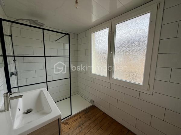 Située à Charleville-Mézières, dans un secteur calme, cette charmante maison de ville mitoyenne des deux côtés est édifiée sur une parcelle de 196 m².

Répartie sur trois niveaux, elle offre une organisation fonctionnelle et bénéficie de plusieurs améliorations récentes, notamment une isolation intérieure entièrement refaite en 2026 ainsi qu'un ballon thermodynamique neuf de 2026.

 Au rez-de-chaussée : 
•	Une entrée
•	Une cuisine aménagée et équipée
•	Un salon/séjour lumineux avec accès vers l'extérieur
•	Un WC indépendant

Au 1er étage : 
•	Deux chambres
•	Un espace en enfilade pouvant être utilisé comme bureau ou dressing
•	Une salle de douche neuve et moderne

 Au 2ème étage : 
Une grande pièce sous pente offrant de nombreuses possibilités : chambre supplémentaire, bureau, salle de jeux, espace loisirs ou rangement.

 Les atouts : 
✅ Isolation intérieure entièrement refaite en 2026
✅ Ballon thermodynamique neuf – 2026
✅ Fenêtres PVC double vitrage
✅ Parquets en chêne
✅ Espace cave / chaufferie / buanderie
✅ Secteur calme
✅ Parcelle de 196 m²

⚠️ À prévoir : remplacement de la porte d'entrée en bois.

 Taxe foncière : 1 298 €

 Une maison agréable et pleine de potentiel, située dans un environnement calme à Charleville-Mézières.

Une visite s'impose ! Contactez-moi dès maintenant pour découvrir cette belle opportunité avant qu'elle ne trouve ses nouveaux propriétaires.