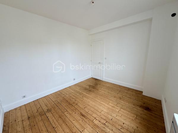 Située à Charleville-Mézières, dans un secteur calme, cette charmante maison de ville mitoyenne des deux côtés est édifiée sur une parcelle de 196 m².

Répartie sur trois niveaux, elle offre une organisation fonctionnelle et bénéficie de plusieurs améliorations récentes, notamment une isolation intérieure entièrement refaite en 2026 ainsi qu'un ballon thermodynamique neuf de 2026.

 Au rez-de-chaussée : 
•	Une entrée
•	Une cuisine aménagée et équipée
•	Un salon/séjour lumineux avec accès vers l'extérieur
•	Un WC indépendant

Au 1er étage : 
•	Deux chambres
•	Un espace en enfilade pouvant être utilisé comme bureau ou dressing
•	Une salle de douche neuve et moderne

 Au 2ème étage : 
Une grande pièce sous pente offrant de nombreuses possibilités : chambre supplémentaire, bureau, salle de jeux, espace loisirs ou rangement.

 Les atouts : 
✅ Isolation intérieure entièrement refaite en 2026
✅ Ballon thermodynamique neuf – 2026
✅ Fenêtres PVC double vitrage
✅ Parquets en chêne
✅ Espace cave / chaufferie / buanderie
✅ Secteur calme
✅ Parcelle de 196 m²

⚠️ À prévoir : remplacement de la porte d'entrée en bois.

 Taxe foncière : 1 298 €

 Une maison agréable et pleine de potentiel, située dans un environnement calme à Charleville-Mézières.

Une visite s'impose ! Contactez-moi dès maintenant pour découvrir cette belle opportunité avant qu'elle ne trouve ses nouveaux propriétaires.