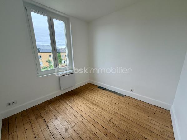 Située à Charleville-Mézières, dans un secteur calme, cette charmante maison de ville mitoyenne des deux côtés est édifiée sur une parcelle de 196 m².

Répartie sur trois niveaux, elle offre une organisation fonctionnelle et bénéficie de plusieurs améliorations récentes, notamment une isolation intérieure entièrement refaite en 2026 ainsi qu'un ballon thermodynamique neuf de 2026.

 Au rez-de-chaussée : 
•	Une entrée
•	Une cuisine aménagée et équipée
•	Un salon/séjour lumineux avec accès vers l'extérieur
•	Un WC indépendant

Au 1er étage : 
•	Deux chambres
•	Un espace en enfilade pouvant être utilisé comme bureau ou dressing
•	Une salle de douche neuve et moderne

 Au 2ème étage : 
Une grande pièce sous pente offrant de nombreuses possibilités : chambre supplémentaire, bureau, salle de jeux, espace loisirs ou rangement.

 Les atouts : 
✅ Isolation intérieure entièrement refaite en 2026
✅ Ballon thermodynamique neuf – 2026
✅ Fenêtres PVC double vitrage
✅ Parquets en chêne
✅ Espace cave / chaufferie / buanderie
✅ Secteur calme
✅ Parcelle de 196 m²

⚠️ À prévoir : remplacement de la porte d'entrée en bois.

 Taxe foncière : 1 298 €

 Une maison agréable et pleine de potentiel, située dans un environnement calme à Charleville-Mézières.

Une visite s'impose ! Contactez-moi dès maintenant pour découvrir cette belle opportunité avant qu'elle ne trouve ses nouveaux propriétaires.