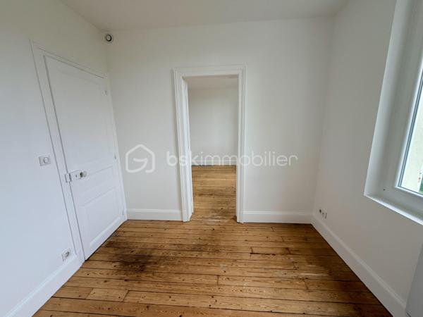 Située à Charleville-Mézières, dans un secteur calme, cette charmante maison de ville mitoyenne des deux côtés est édifiée sur une parcelle de 196 m².

Répartie sur trois niveaux, elle offre une organisation fonctionnelle et bénéficie de plusieurs améliorations récentes, notamment une isolation intérieure entièrement refaite en 2026 ainsi qu'un ballon thermodynamique neuf de 2026.

 Au rez-de-chaussée : 
•	Une entrée
•	Une cuisine aménagée et équipée
•	Un salon/séjour lumineux avec accès vers l'extérieur
•	Un WC indépendant

Au 1er étage : 
•	Deux chambres
•	Un espace en enfilade pouvant être utilisé comme bureau ou dressing
•	Une salle de douche neuve et moderne

 Au 2ème étage : 
Une grande pièce sous pente offrant de nombreuses possibilités : chambre supplémentaire, bureau, salle de jeux, espace loisirs ou rangement.

 Les atouts : 
✅ Isolation intérieure entièrement refaite en 2026
✅ Ballon thermodynamique neuf – 2026
✅ Fenêtres PVC double vitrage
✅ Parquets en chêne
✅ Espace cave / chaufferie / buanderie
✅ Secteur calme
✅ Parcelle de 196 m²

⚠️ À prévoir : remplacement de la porte d'entrée en bois.

 Taxe foncière : 1 298 €

 Une maison agréable et pleine de potentiel, située dans un environnement calme à Charleville-Mézières.

Une visite s'impose ! Contactez-moi dès maintenant pour découvrir cette belle opportunité avant qu'elle ne trouve ses nouveaux propriétaires.